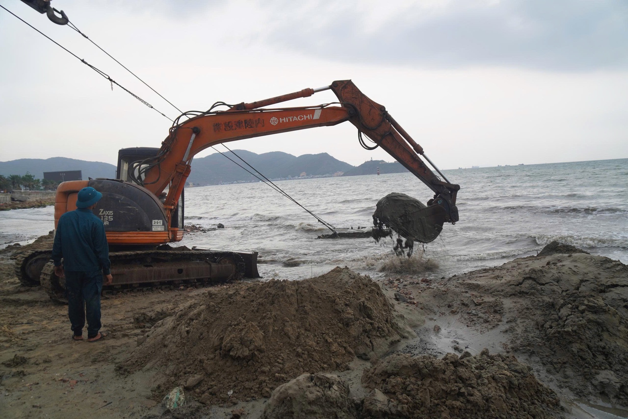 Cận cảnh trục vớt x&aacute;c xe tăng v&ugrave;i s&acirc;u dưới b&atilde;i biển Quy Nhơn - Ảnh 12.