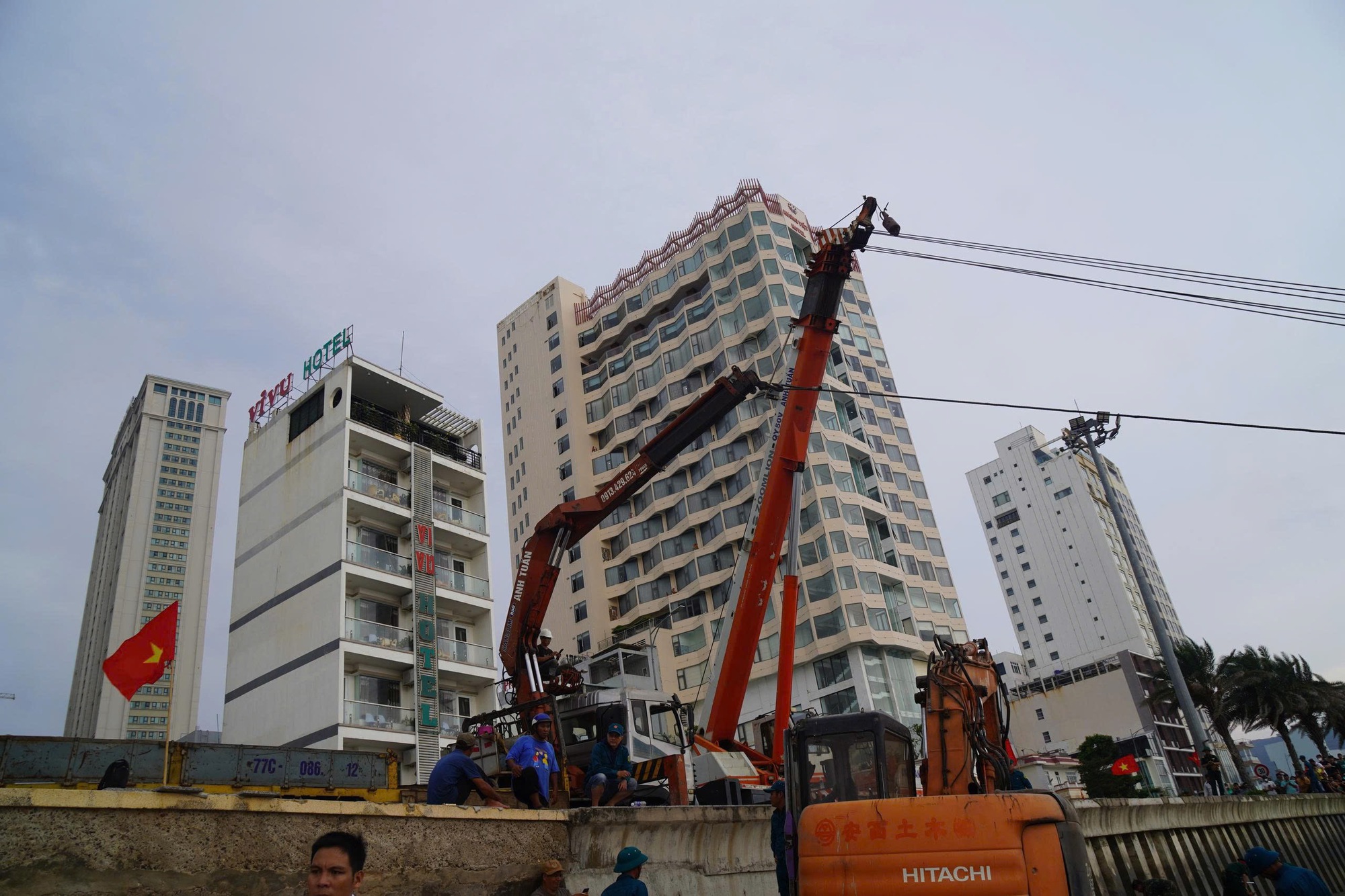 Cận cảnh trục vớt x&aacute;c xe tăng v&ugrave;i s&acirc;u dưới b&atilde;i biển Quy Nhơn - Ảnh 14.