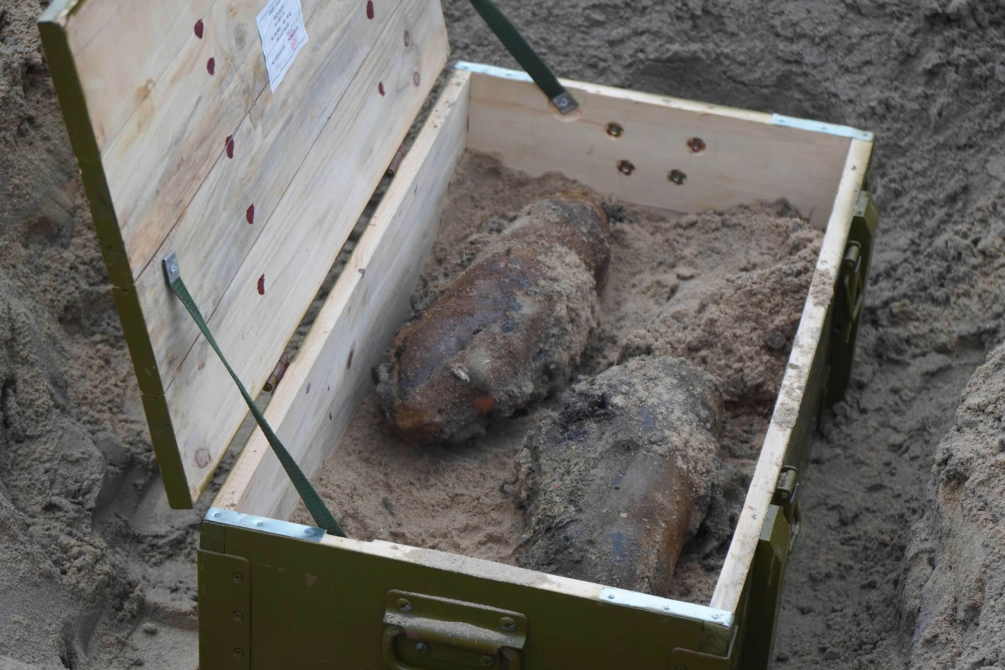 Cận cảnh trục vớt x&aacute;c xe tăng v&ugrave;i s&acirc;u dưới b&atilde;i biển Quy Nhơn - Ảnh 15.