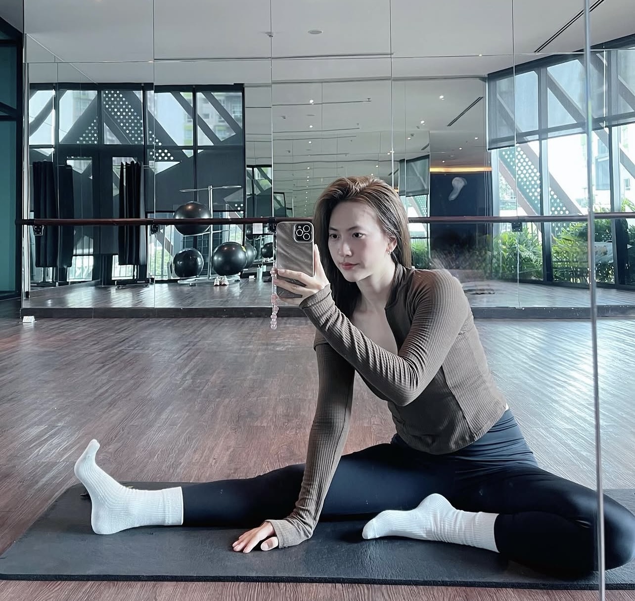 Phương Anh Đ&agrave;o thổi nến theo c&aacute;ch đặc biệt, nh&igrave;n l&agrave; biết giữ d&aacute;ng c&oacute; nghề- Ảnh 4.