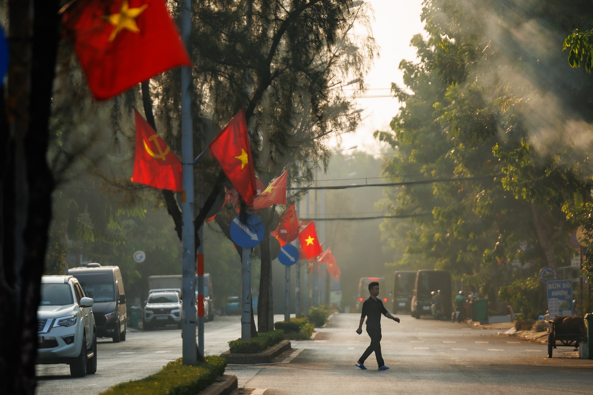 Những khoảnh khắc b&igrave;nh y&ecirc;n của TP.HCM trong s&aacute;ng 30/4- Ảnh 1.