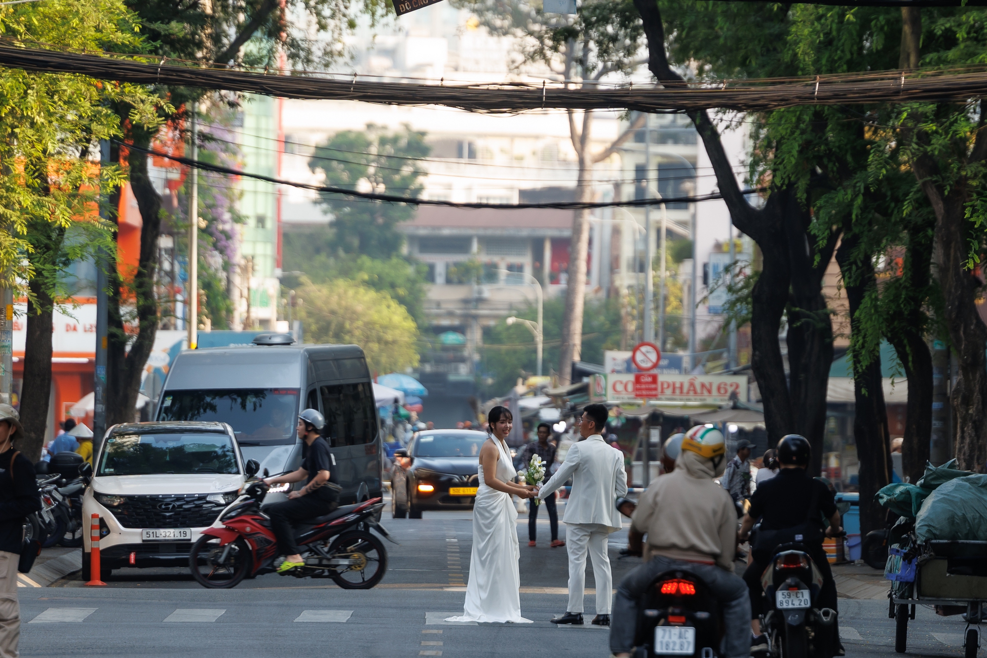 Những khoảnh khắc b&igrave;nh y&ecirc;n của TP.HCM trong s&aacute;ng 30/4- Ảnh 15.