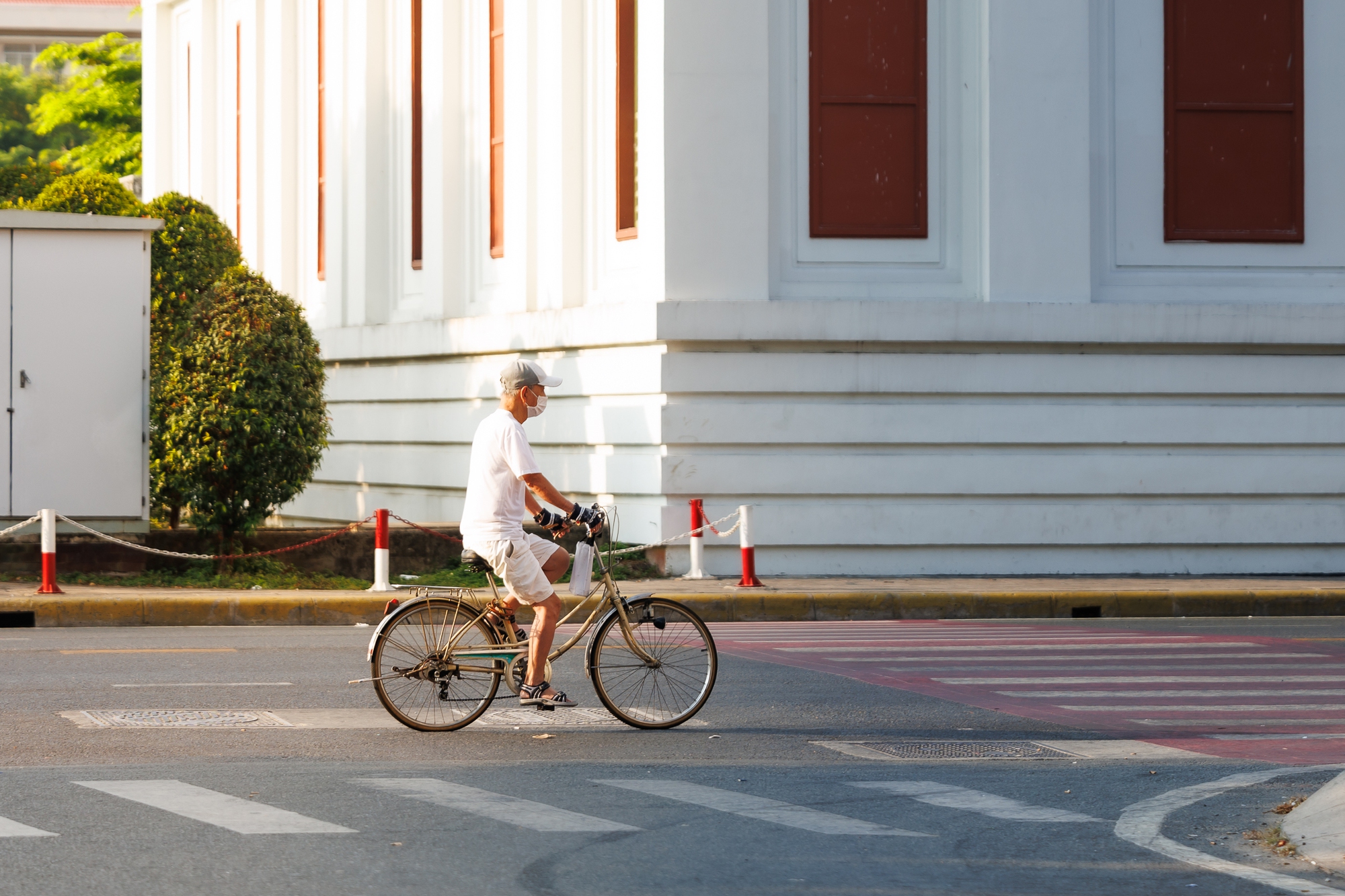 Những khoảnh khắc b&igrave;nh y&ecirc;n của TP.HCM trong s&aacute;ng 30/4- Ảnh 9.