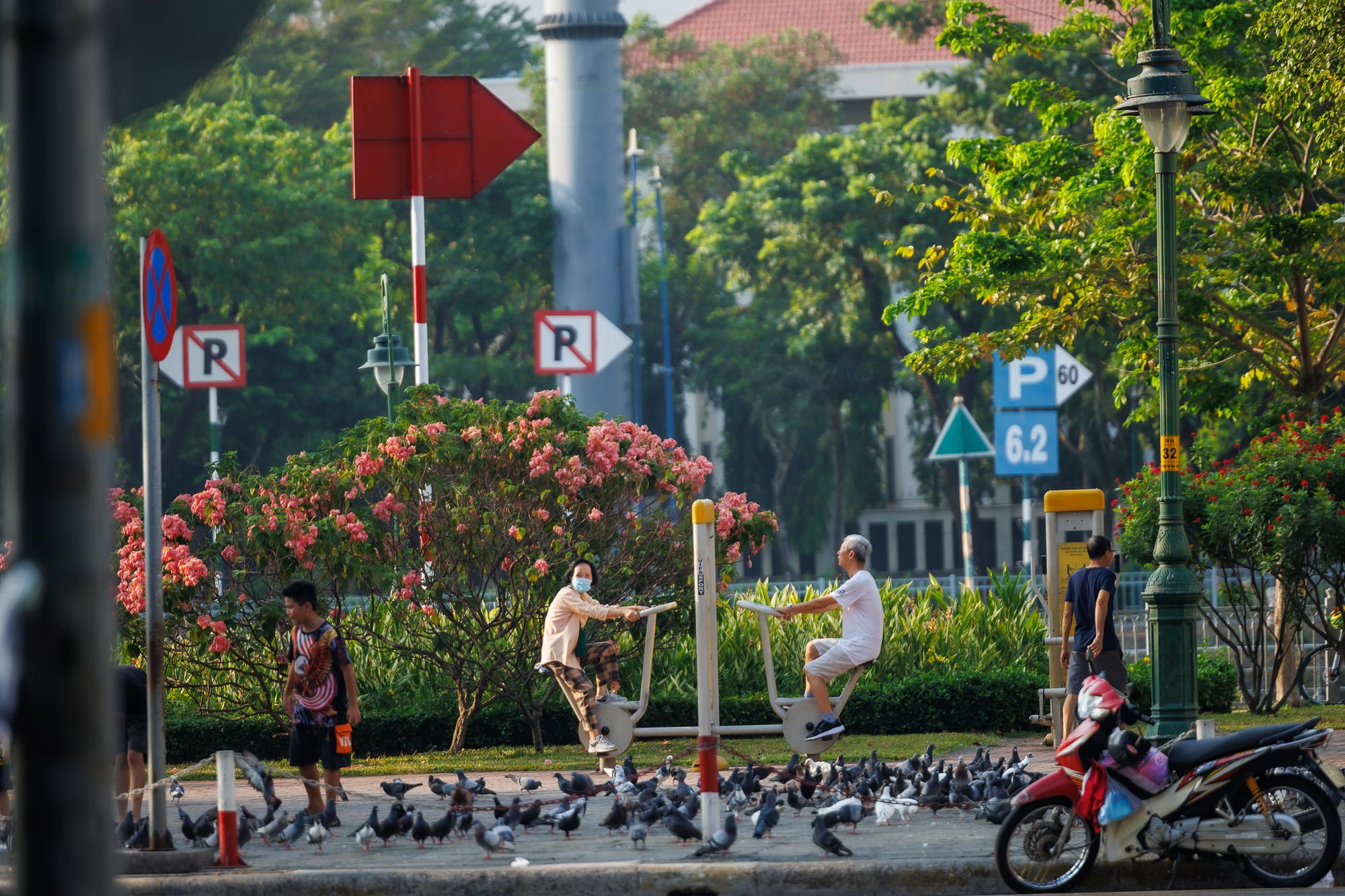 Những khoảnh khắc b&igrave;nh y&ecirc;n của TP.HCM trong s&aacute;ng 30/4- Ảnh 8.