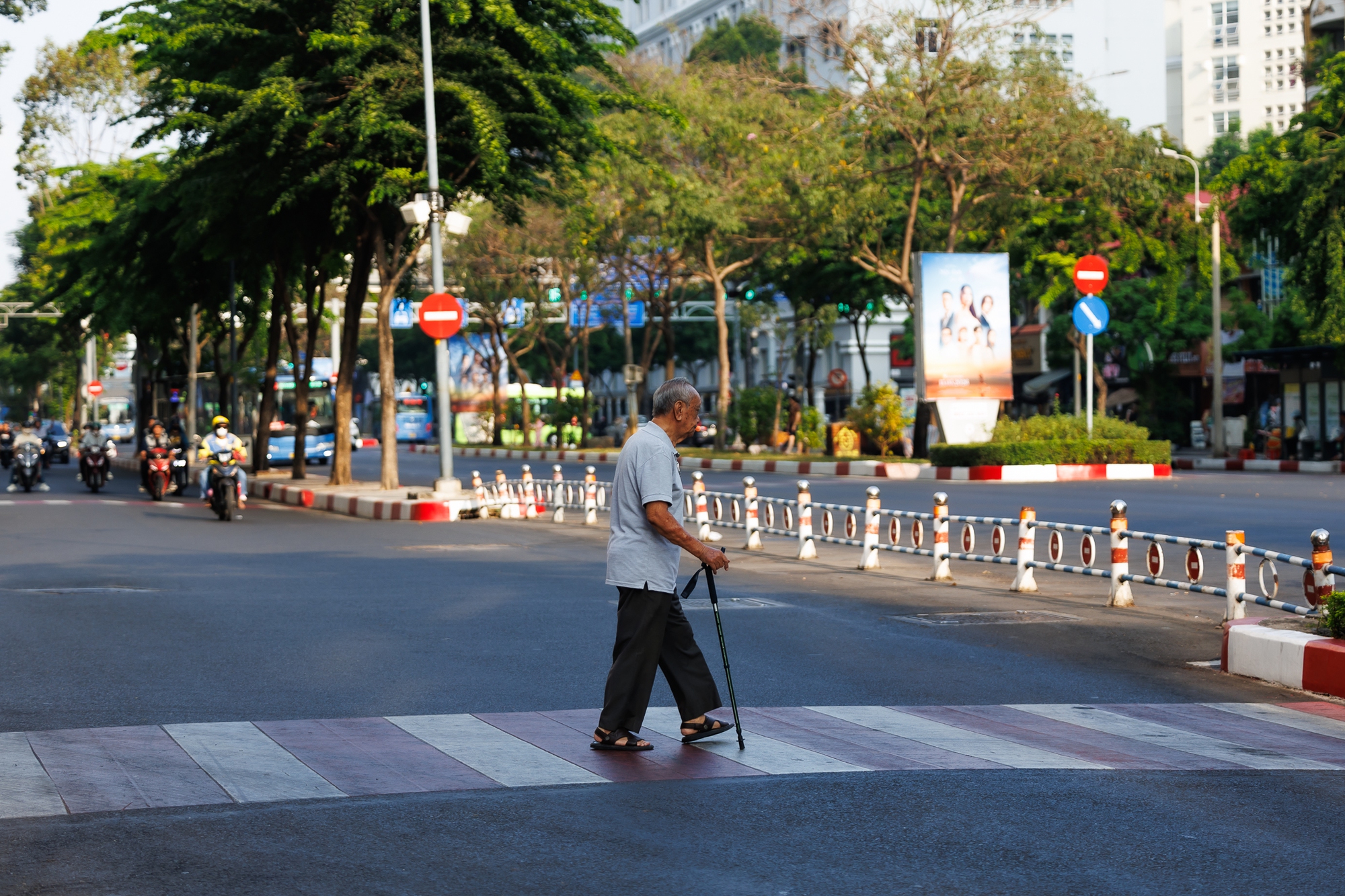 Những khoảnh khắc b&igrave;nh y&ecirc;n của TP.HCM trong s&aacute;ng 30/4- Ảnh 14.