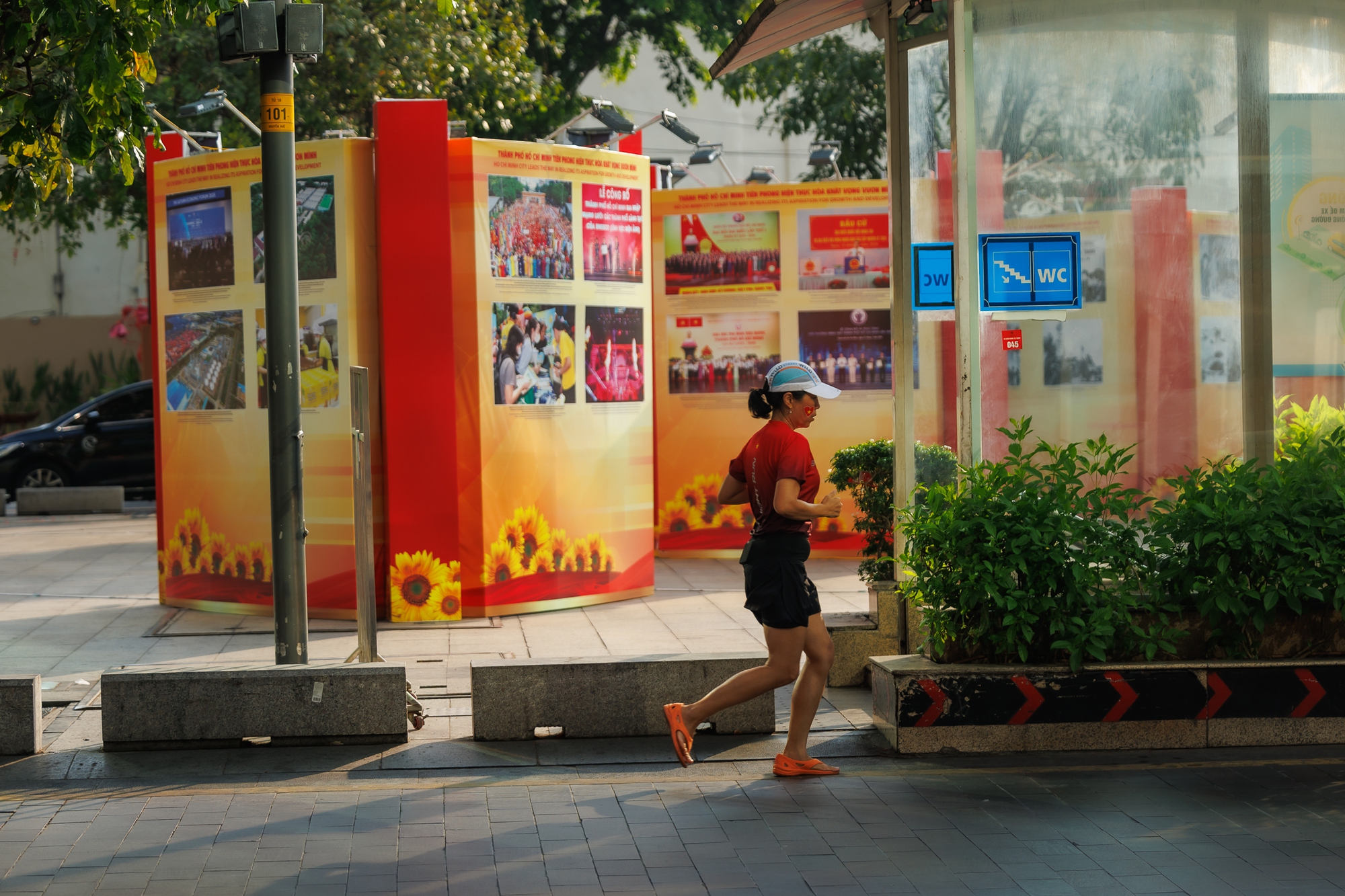 Những khoảnh khắc b&igrave;nh y&ecirc;n của TP.HCM trong s&aacute;ng 30/4- Ảnh 20.