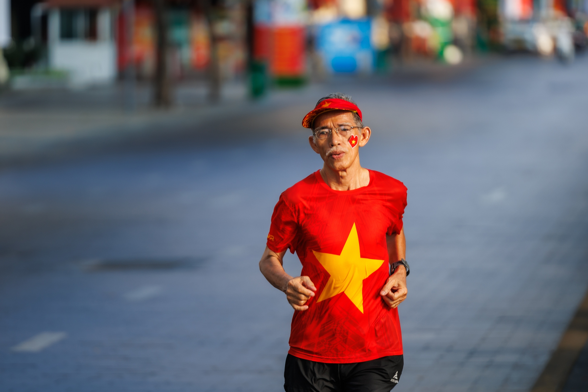 Những khoảnh khắc b&igrave;nh y&ecirc;n của TP.HCM trong s&aacute;ng 30/4- Ảnh 19.