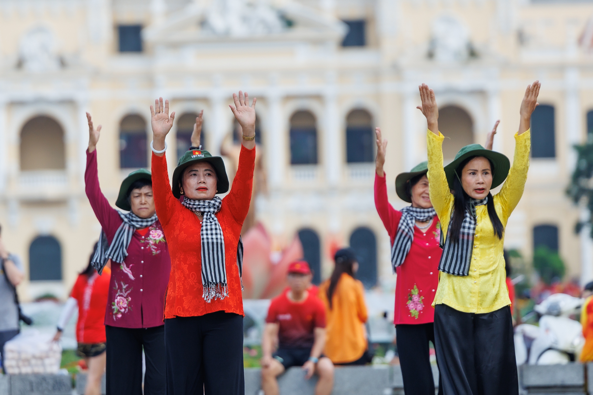 Những khoảnh khắc b&igrave;nh y&ecirc;n của TP.HCM trong s&aacute;ng 30/4- Ảnh 27.