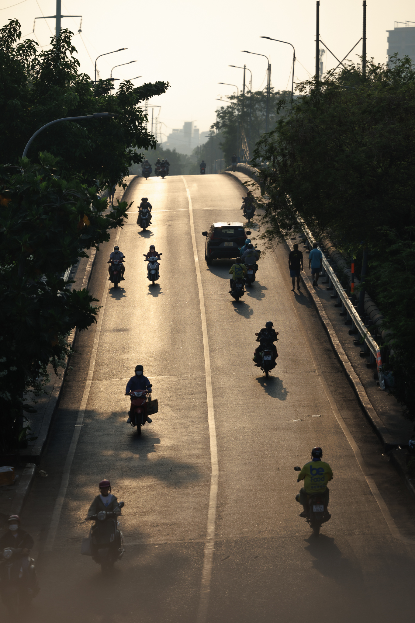 Những khoảnh khắc b&igrave;nh y&ecirc;n của TP.HCM trong s&aacute;ng 30/4- Ảnh 2.