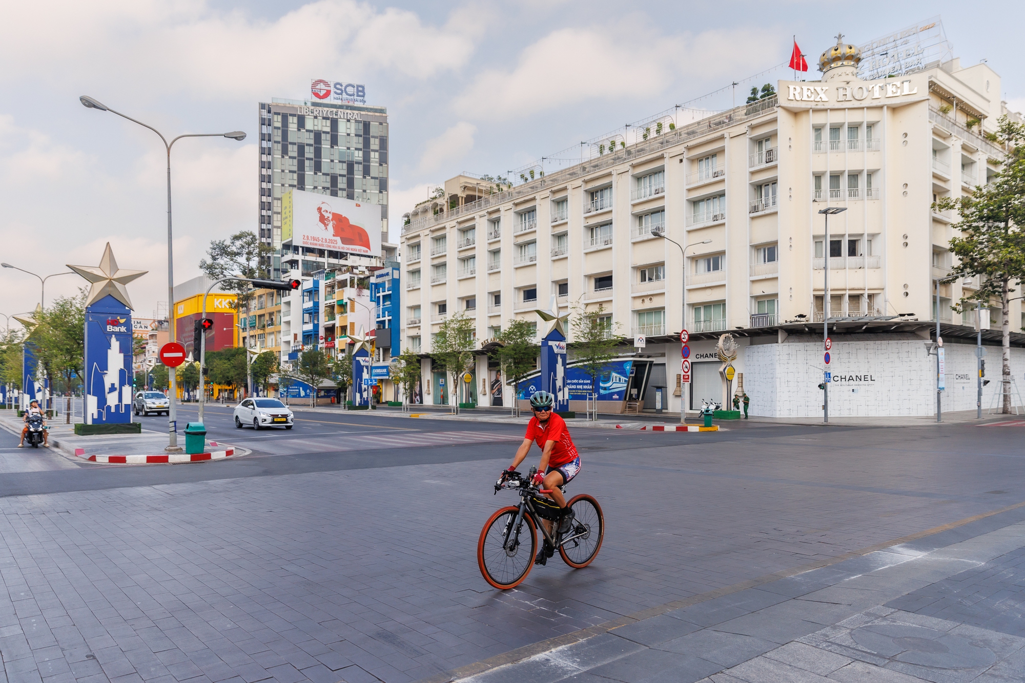 Những khoảnh khắc b&igrave;nh y&ecirc;n của TP.HCM trong s&aacute;ng 30/4- Ảnh 12.