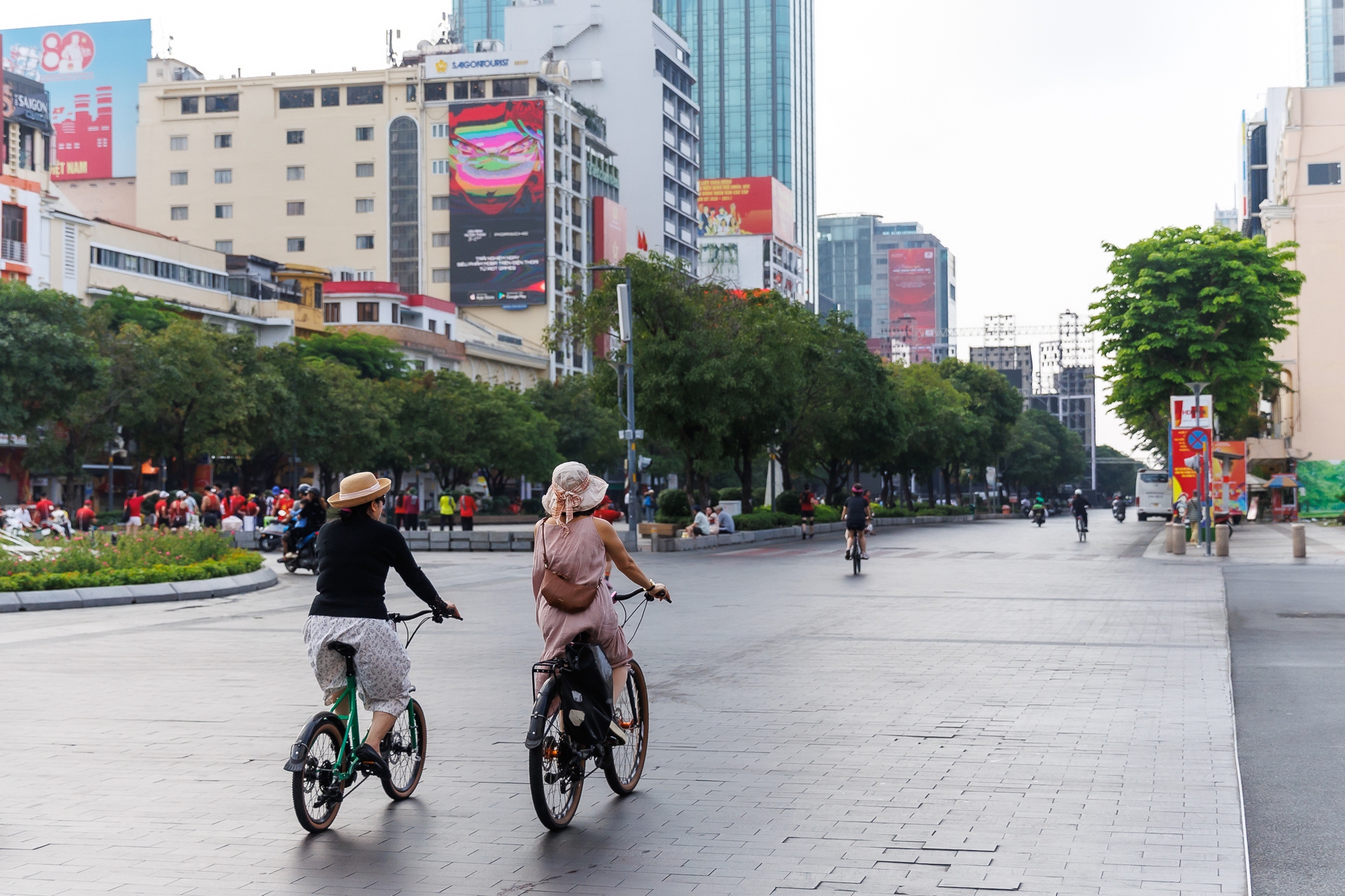 Những khoảnh khắc b&igrave;nh y&ecirc;n của TP.HCM trong s&aacute;ng 30/4- Ảnh 11.