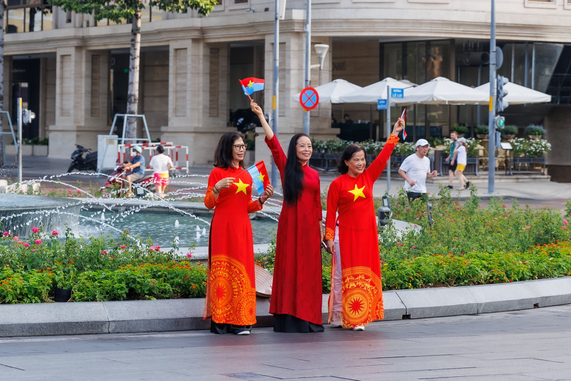 Những khoảnh khắc b&igrave;nh y&ecirc;n của TP.HCM trong s&aacute;ng 30/4- Ảnh 28.