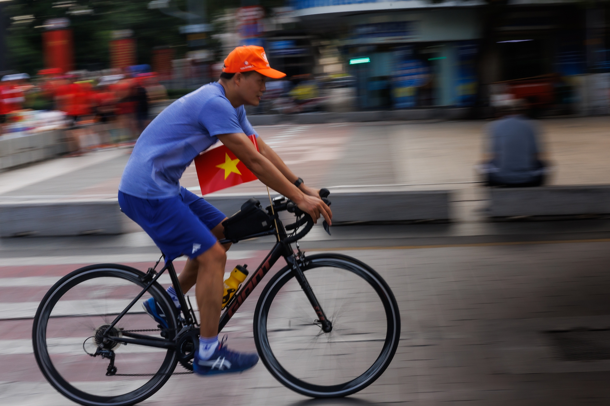 Những khoảnh khắc b&igrave;nh y&ecirc;n của TP.HCM trong s&aacute;ng 30/4- Ảnh 10.