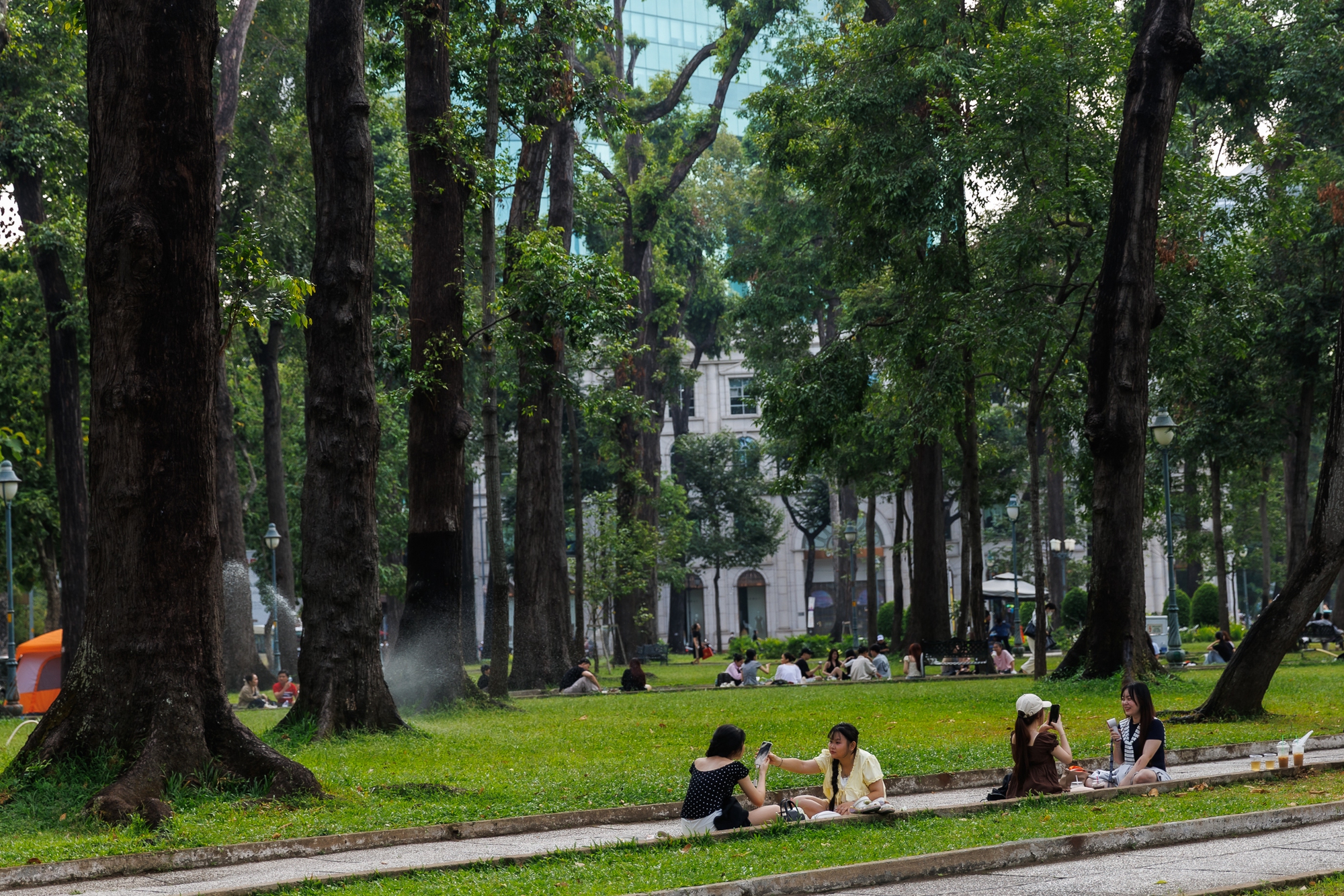 Những khoảnh khắc b&igrave;nh y&ecirc;n của TP.HCM trong s&aacute;ng 30/4- Ảnh 24.