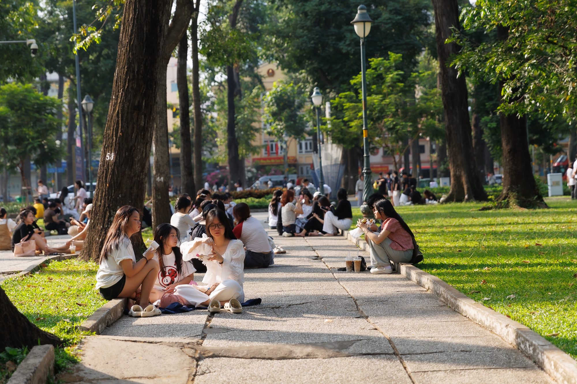 Những khoảnh khắc b&igrave;nh y&ecirc;n của TP.HCM trong s&aacute;ng 30/4- Ảnh 25.