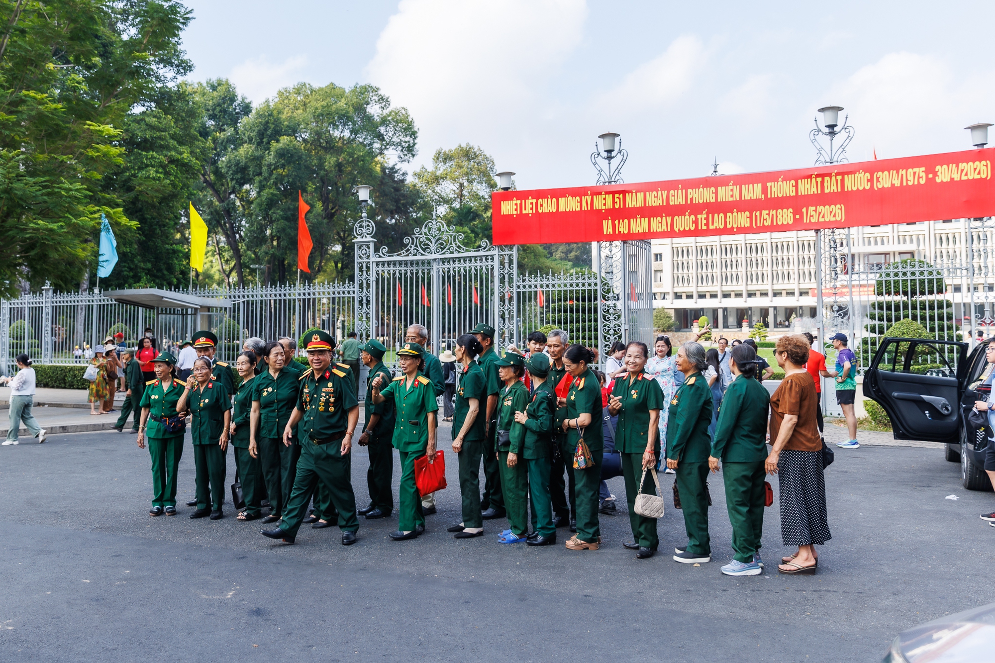 Những khoảnh khắc b&igrave;nh y&ecirc;n của TP.HCM trong s&aacute;ng 30/4- Ảnh 23.