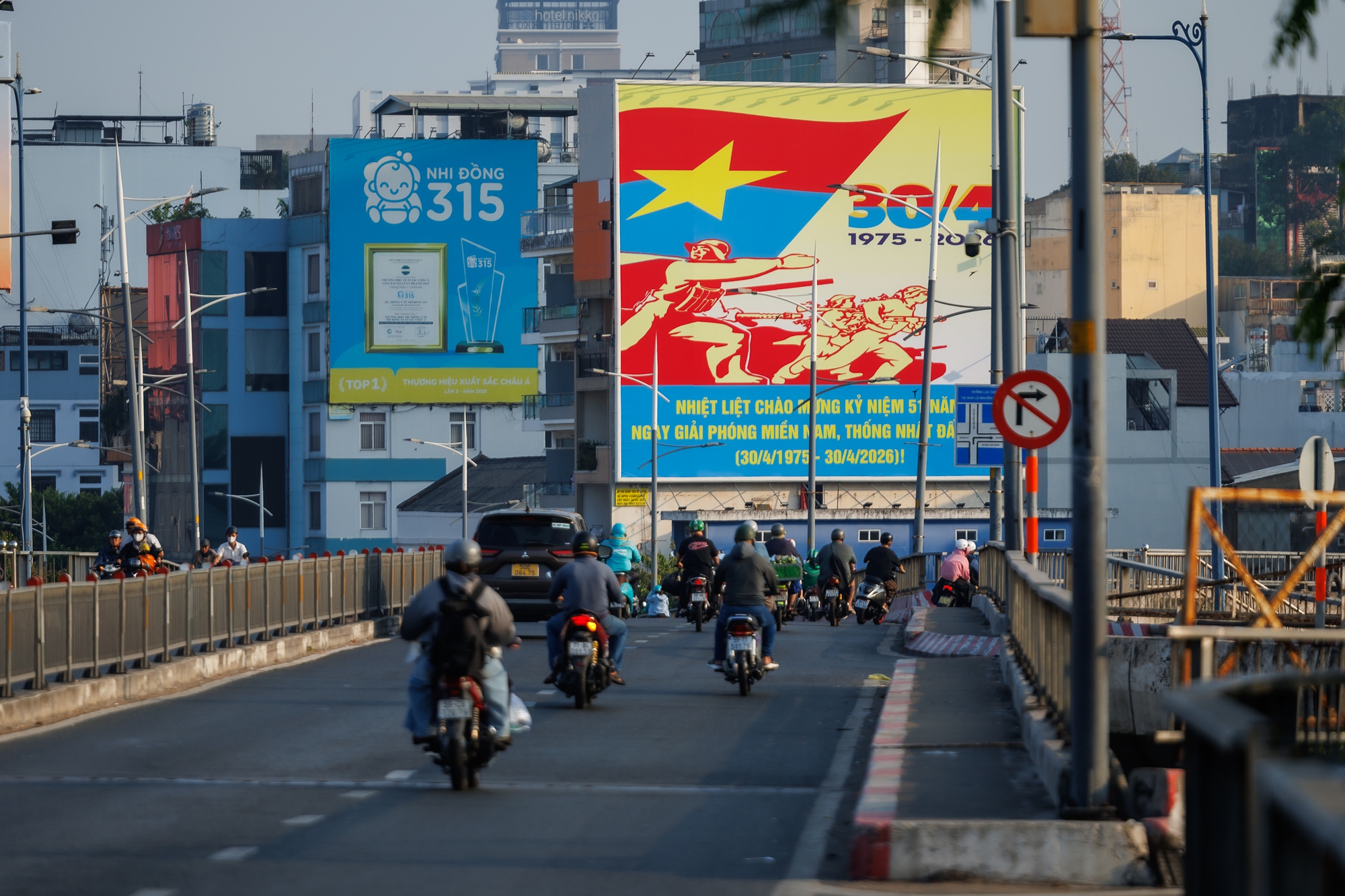 Những khoảnh khắc b&igrave;nh y&ecirc;n của TP.HCM trong s&aacute;ng 30/4- Ảnh 13.