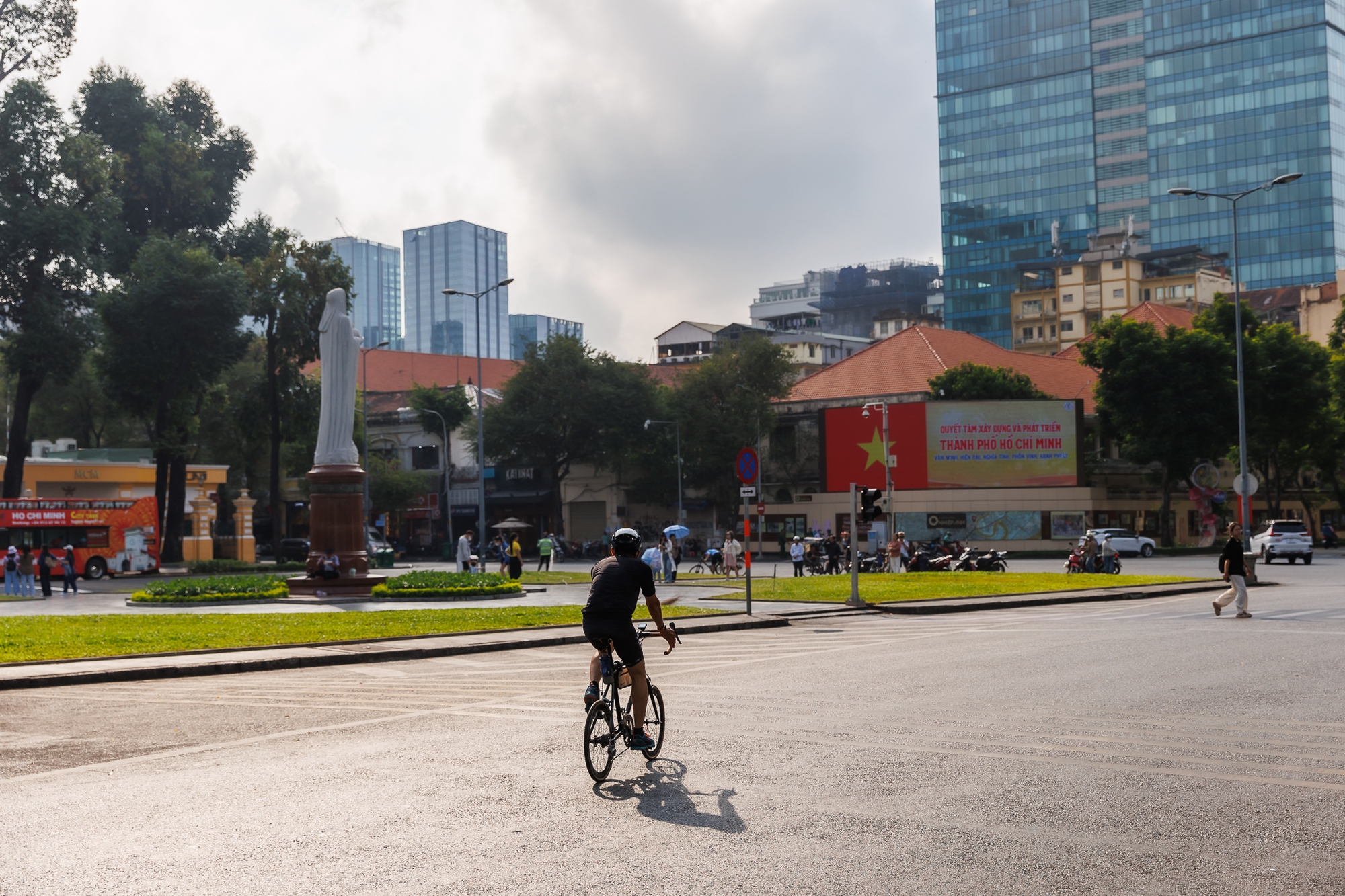 Những khoảnh khắc b&igrave;nh y&ecirc;n của TP.HCM trong s&aacute;ng 30/4- Ảnh 17.