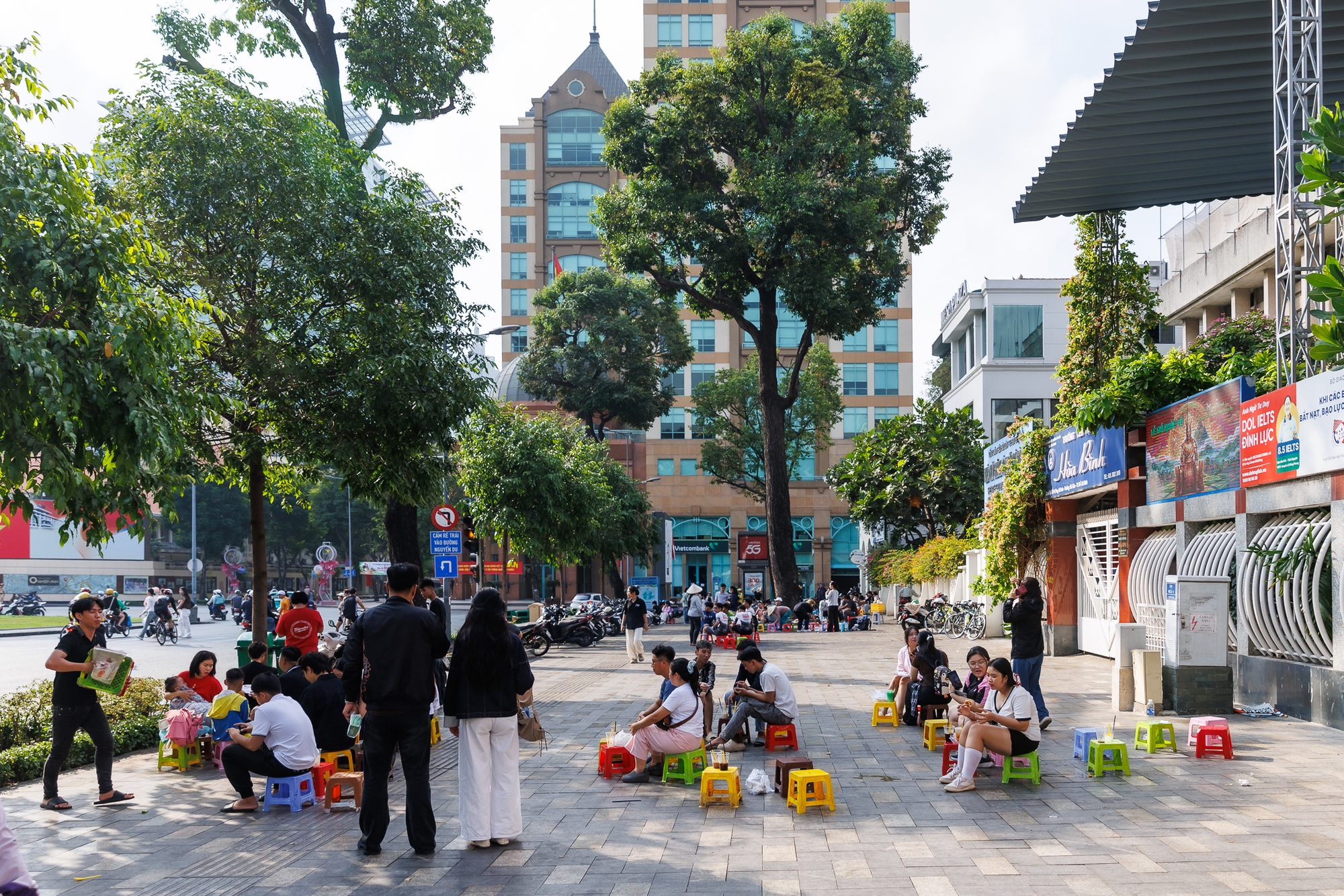 Những khoảnh khắc b&igrave;nh y&ecirc;n của TP.HCM trong s&aacute;ng 30/4- Ảnh 21.