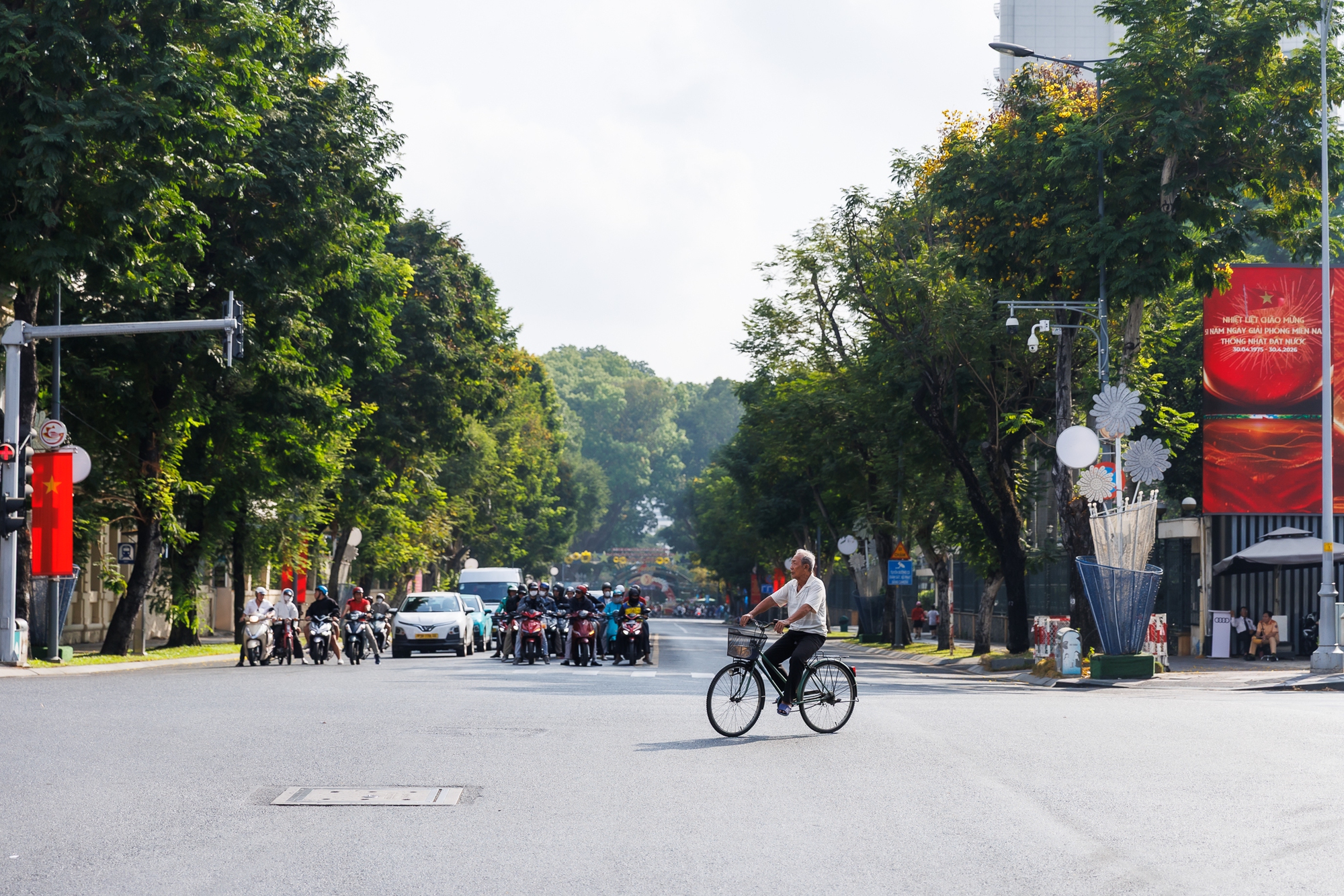 Những khoảnh khắc b&igrave;nh y&ecirc;n của TP.HCM trong s&aacute;ng 30/4- Ảnh 16.