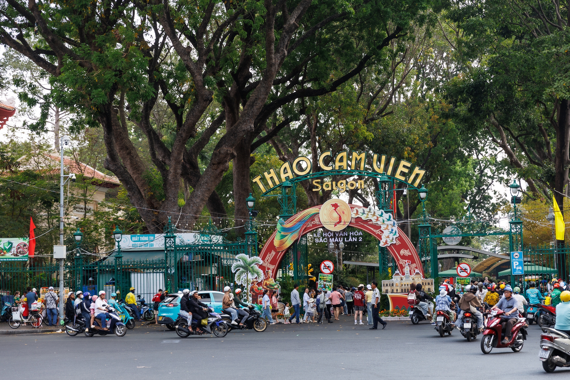 Những khoảnh khắc b&igrave;nh y&ecirc;n của TP.HCM trong s&aacute;ng 30/4- Ảnh 22.