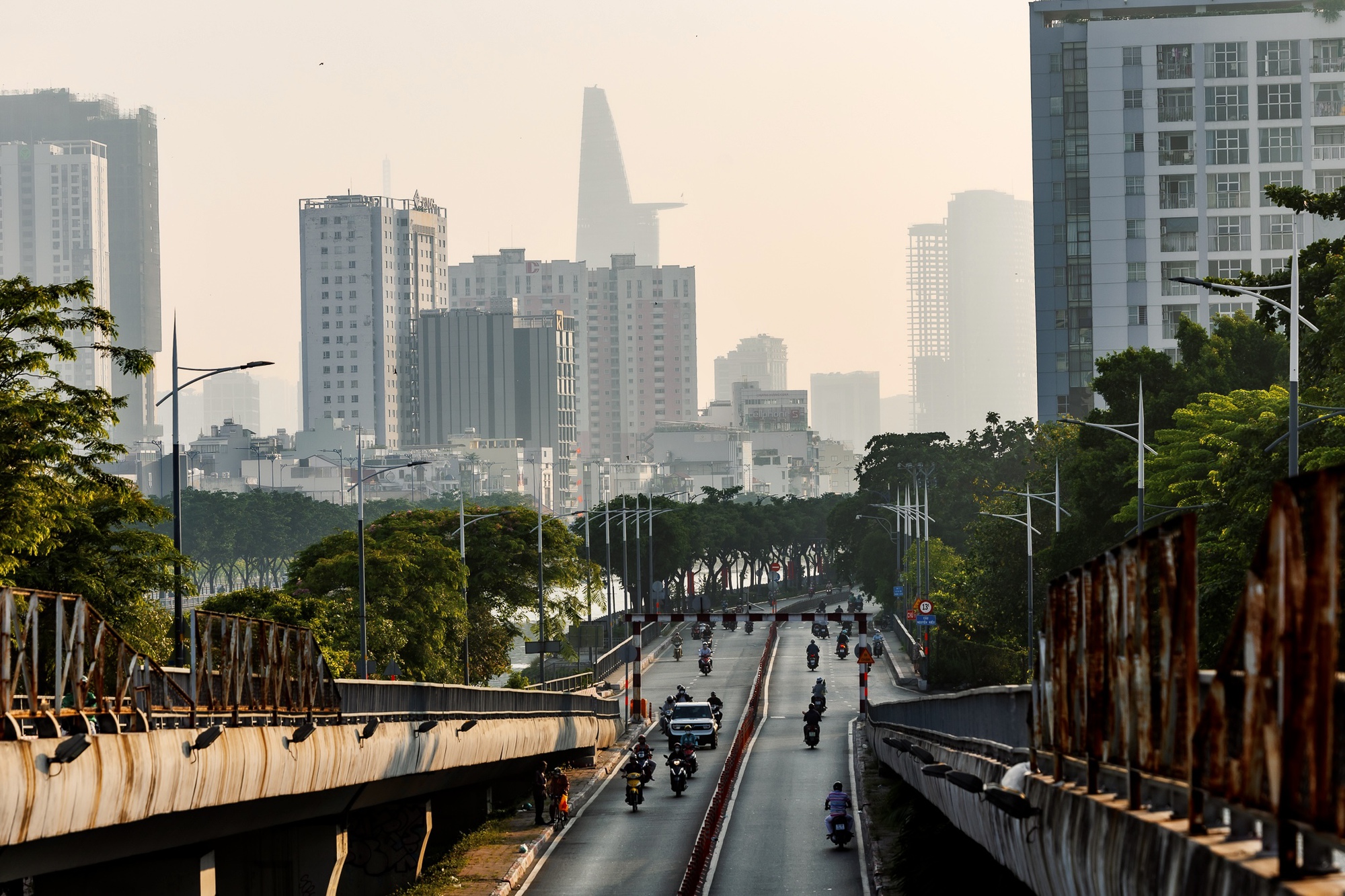 Những khoảnh khắc b&igrave;nh y&ecirc;n của TP.HCM trong s&aacute;ng 30/4- Ảnh 3.