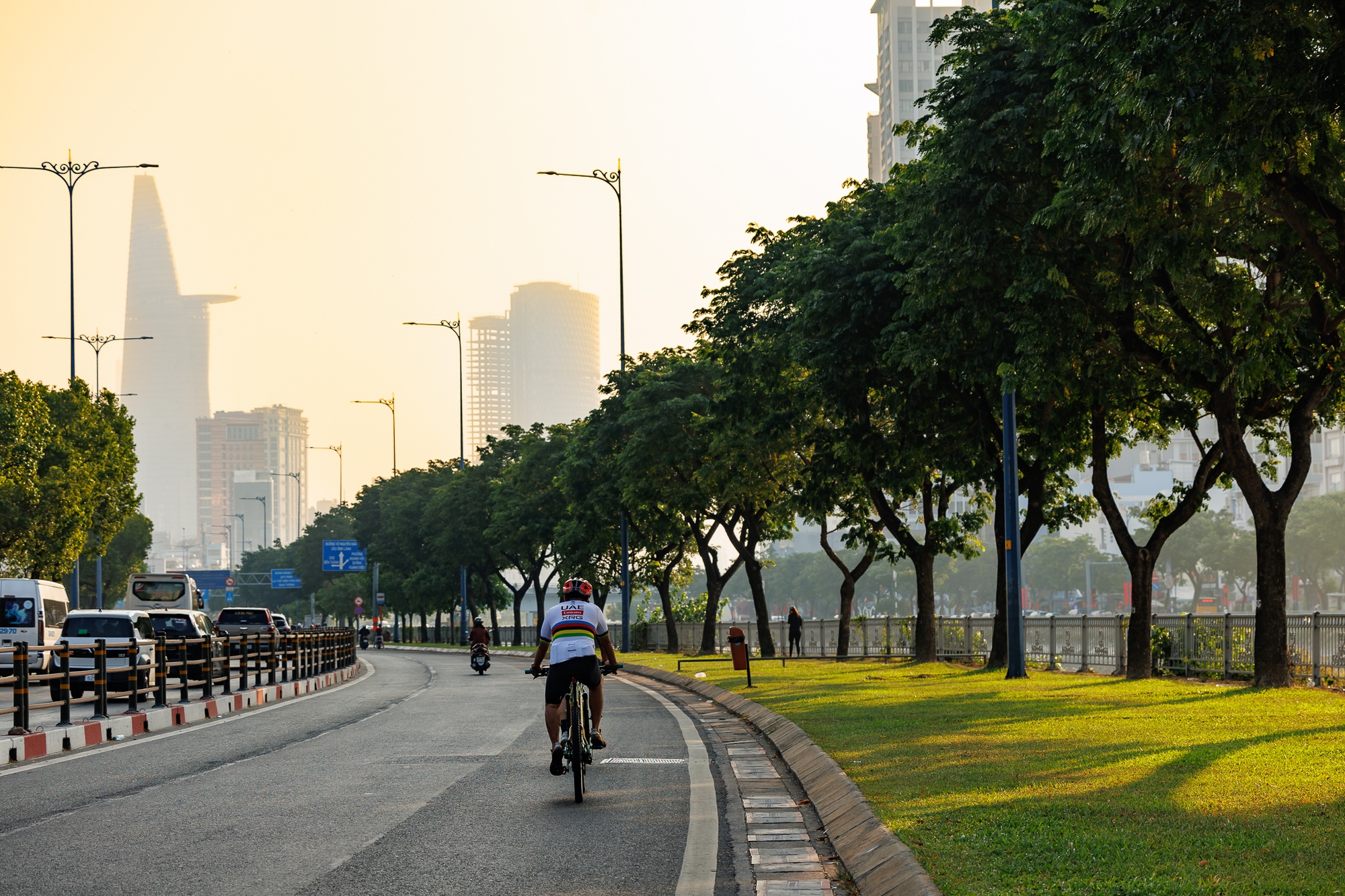 Những khoảnh khắc b&igrave;nh y&ecirc;n của TP.HCM trong s&aacute;ng 30/4- Ảnh 4.