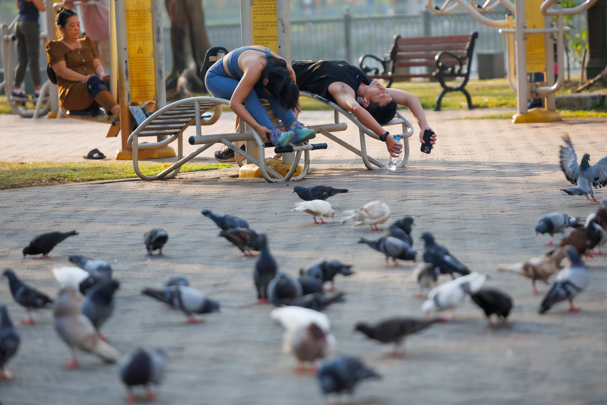 Những khoảnh khắc b&igrave;nh y&ecirc;n của TP.HCM trong s&aacute;ng 30/4- Ảnh 6.