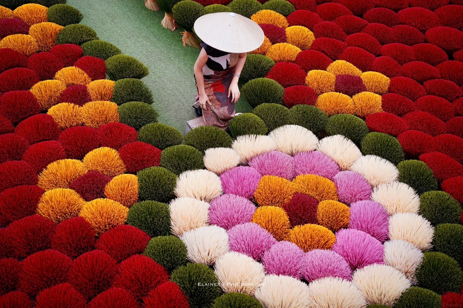 C&aacute;ch H&agrave; Nội chỉ 30 ph&uacute;t chạy xe c&oacute; một ng&ocirc;i l&agrave;ng "đẹp như tranh vẽ" l&ecirc;n b&aacute;o T&acirc;y li&ecirc;n tục: Mỗi th&aacute;ng l&agrave;m 50 tấn hương, xuất khẩu đi cả Ấn Độ - Trung Quốc- Ảnh 7.