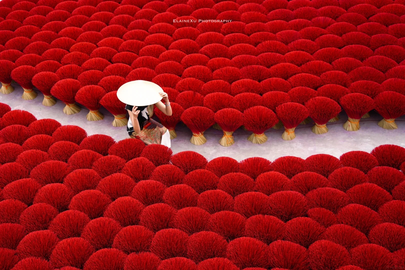 C&aacute;ch H&agrave; Nội chỉ 30 ph&uacute;t chạy xe c&oacute; một ng&ocirc;i l&agrave;ng "đẹp như tranh vẽ" l&ecirc;n b&aacute;o T&acirc;y li&ecirc;n tục: Mỗi th&aacute;ng l&agrave;m 50 tấn hương, xuất khẩu đi cả Ấn Độ - Trung Quốc- Ảnh 8.