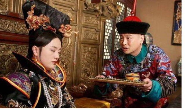 L&yacute; Li&ecirc;n Anh cứ đ&ecirc;m xuống lại chuốc say Từ Hi để l&agrave;m việc "mờ &aacute;m": Cung nữ l&eacute;n nh&igrave;n ph&aacute;t hiện b&iacute; mật n&agrave;y- Ảnh 2.