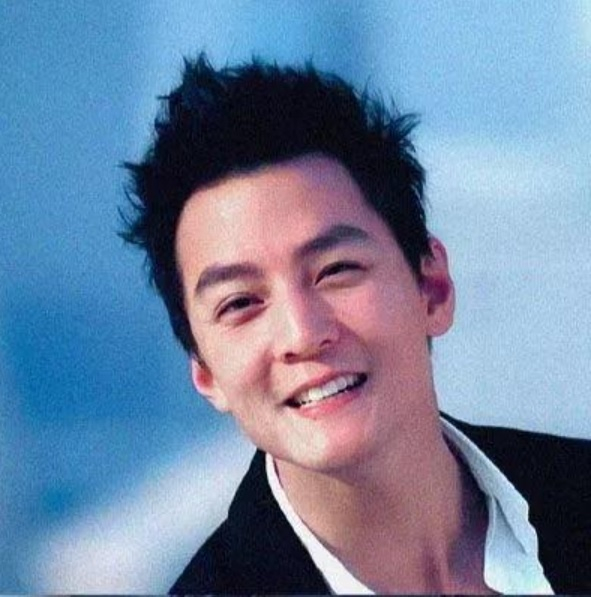 Nam thần "đẹp như tạc tượng" v&agrave;o rừng cưới vợ: H&ocirc;n nh&acirc;n hơn 10 năm kh&ocirc;ng chuyện chăn gối, giờ ngoại h&igrave;nh xuống dốc kh&oacute; nhận ra- Ảnh 4.