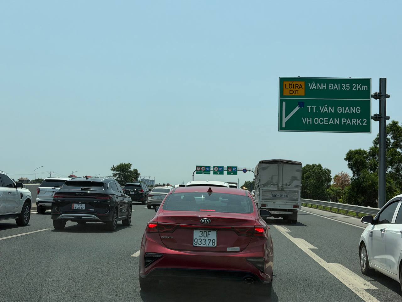 Cảnh tượng tr&ecirc;n c&aacute;c tuyến cao tốc s&aacute;ng 30/4 - Ảnh 3.