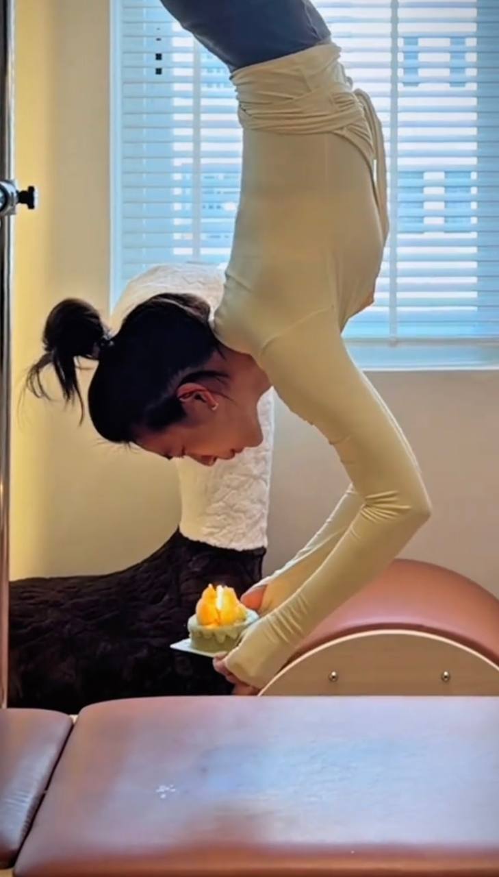 Phương Anh Đ&agrave;o thổi nến theo c&aacute;ch đặc biệt, nh&igrave;n l&agrave; biết giữ d&aacute;ng c&oacute; nghề- Ảnh 2.