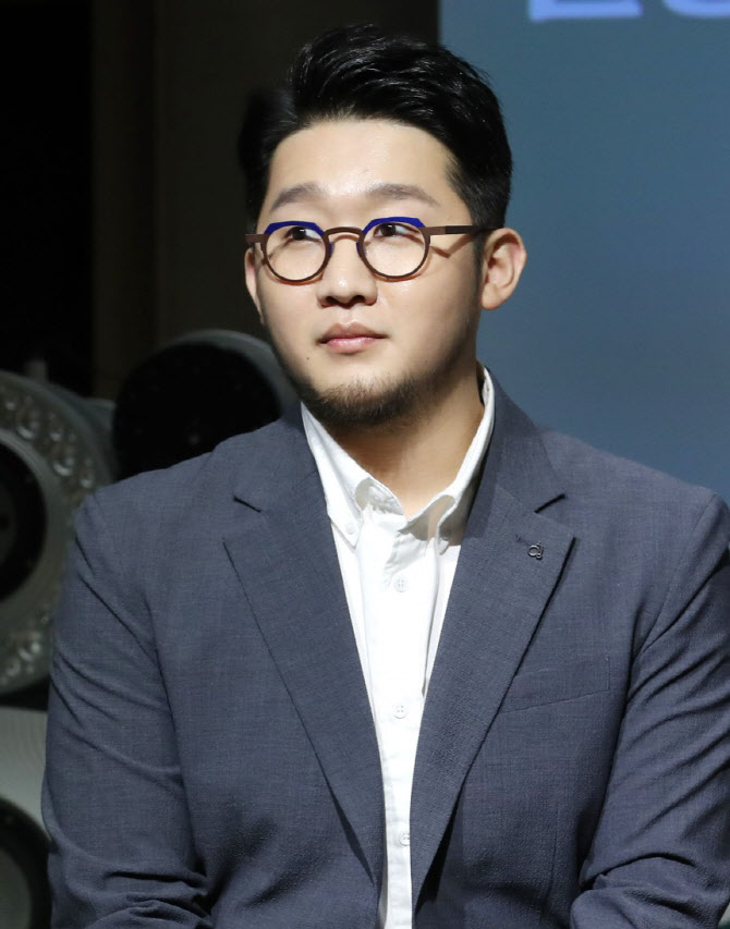 Y&ecirc;u cầu &aacute;n t&ugrave; giam với nam ca sĩ quảng c&aacute;o sai sự thật- Ảnh 1.