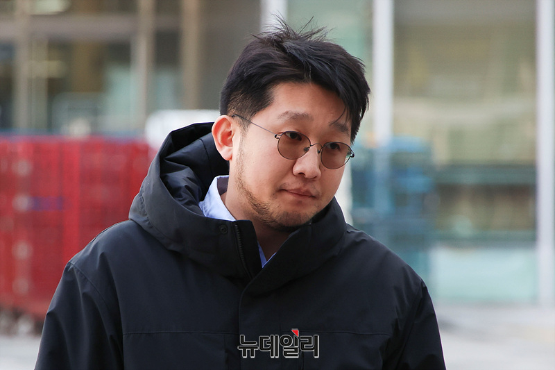 Y&ecirc;u cầu &aacute;n t&ugrave; giam với nam ca sĩ quảng c&aacute;o sai sự thật- Ảnh 4.