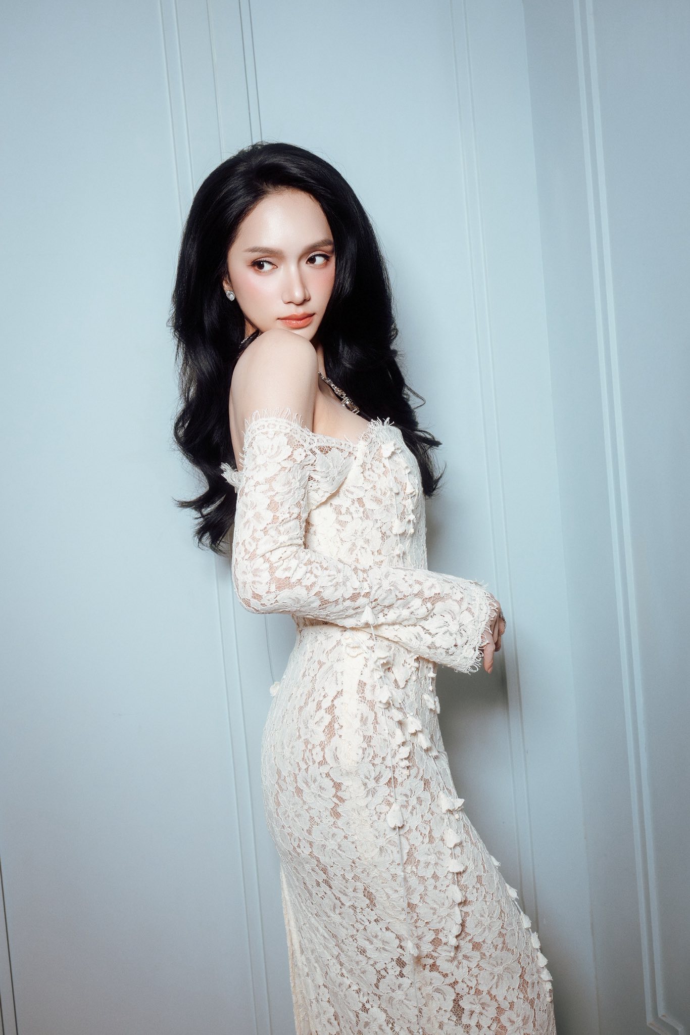 Hoa hậu Hương Giang v&agrave; n&agrave;ng thơ "phim giờ v&agrave;ng VTV" c&ugrave;ng đọ sắc với mẫu đầm ren gi&aacute; hơn 11 triệu của local brand Việt- Ảnh 10.