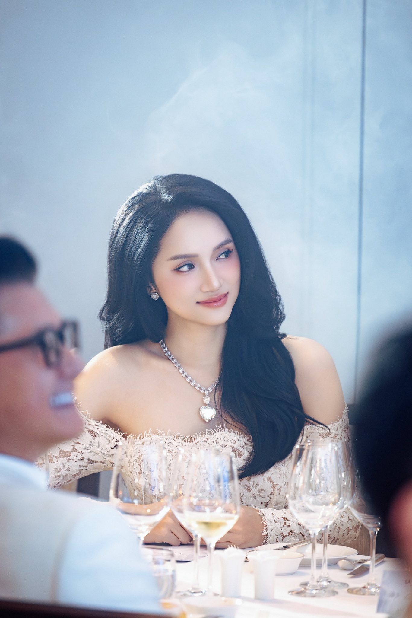 Hoa hậu Hương Giang v&agrave; n&agrave;ng thơ "phim giờ v&agrave;ng VTV" c&ugrave;ng đọ sắc với mẫu đầm ren gi&aacute; hơn 11 triệu của local brand Việt- Ảnh 11.