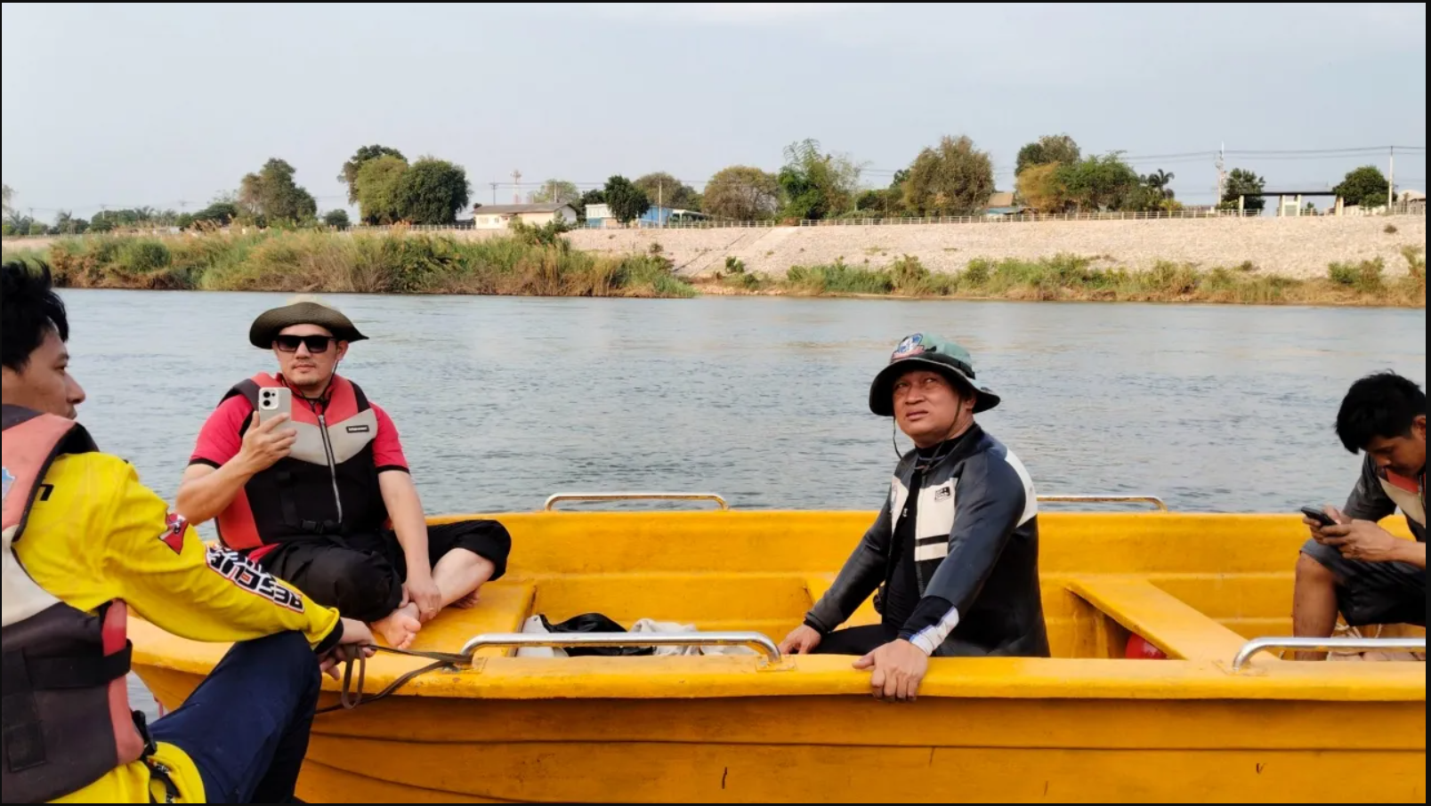 Bờ s&ocirc;ng xuất hiện h&agrave;ng loạt dấu ch&acirc;n lạ, chuy&ecirc;n gia vừa nh&igrave;n liền ph&aacute;c họa: "Qu&aacute;i th&uacute;" c&oacute; thể d&agrave;i 4 m&eacute;t - Ảnh 3.