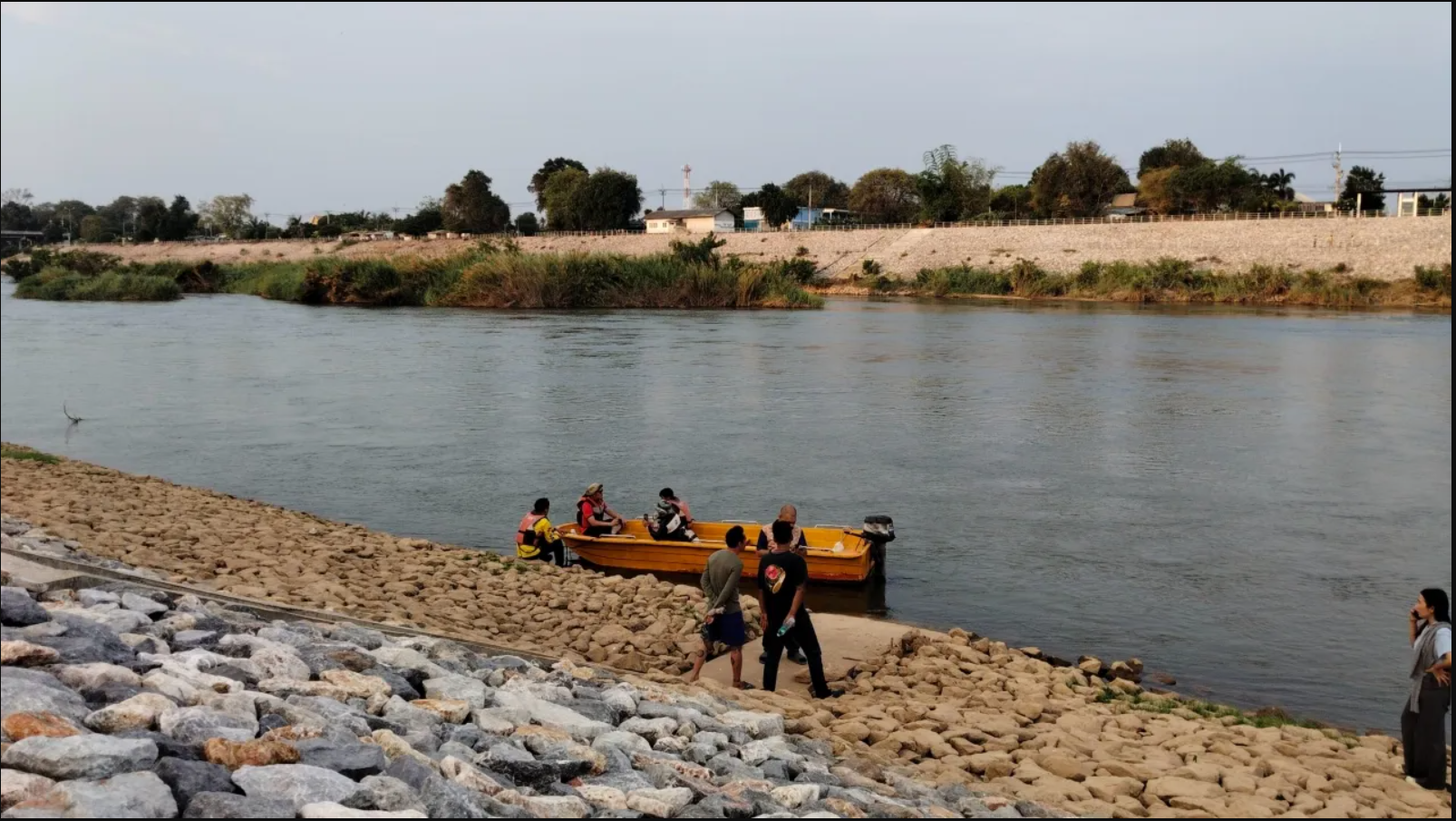 Bờ s&ocirc;ng xuất hiện h&agrave;ng loạt dấu ch&acirc;n lạ, chuy&ecirc;n gia vừa nh&igrave;n liền ph&aacute;c họa: "Qu&aacute;i th&uacute;" c&oacute; thể d&agrave;i 4 m&eacute;t - Ảnh 2.