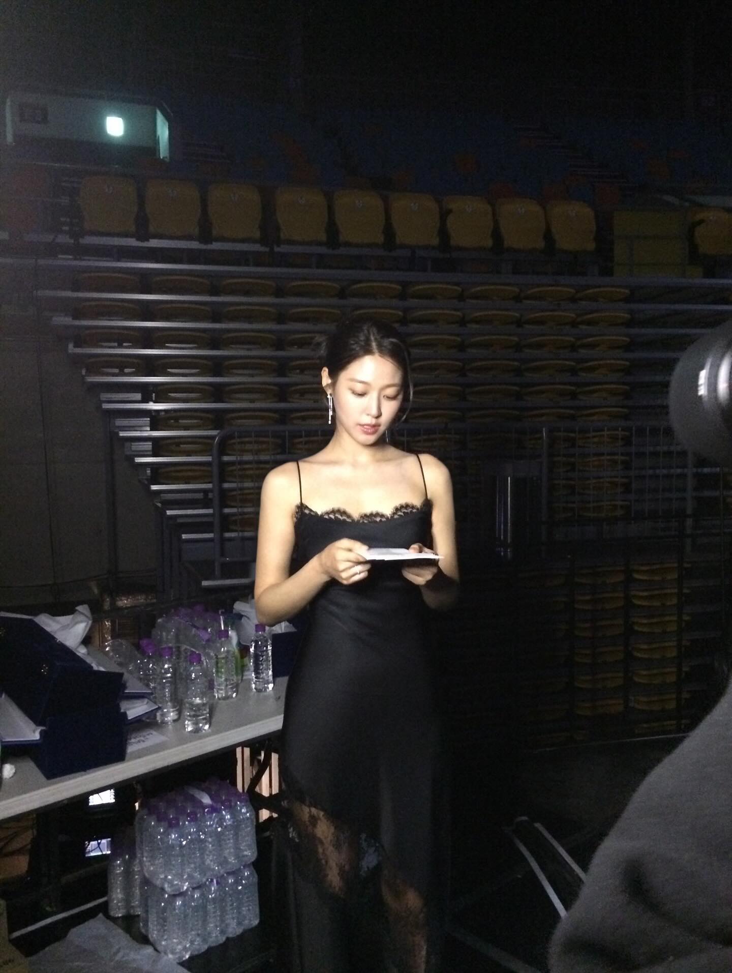 Cả H&agrave;n Quốc b&agrave;n về 1 mỹ nh&acirc;n da n&acirc;u, body quyến rũ đến độ biển quảng c&aacute;o cũng bị lấy trộm mất- Ảnh 7.