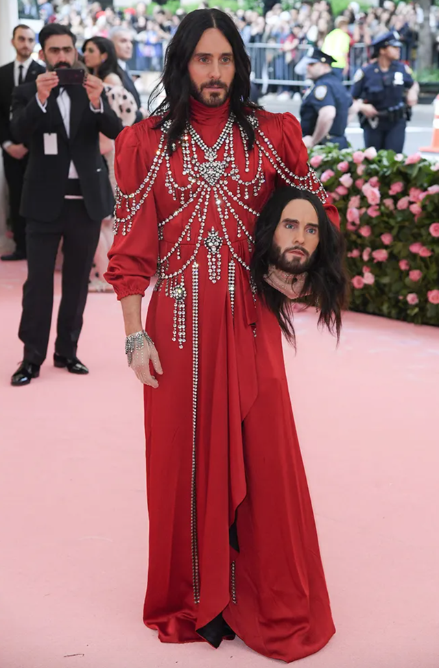 Chưa c&oacute; m&ugrave;a Met Gala n&agrave;o m&agrave; ai cũng "mặc hề" đến vậy, 7 năm tr&ocirc;i qua nhưng d&acirc;n t&igrave;nh vẫn chế meme một người- Ảnh 2.