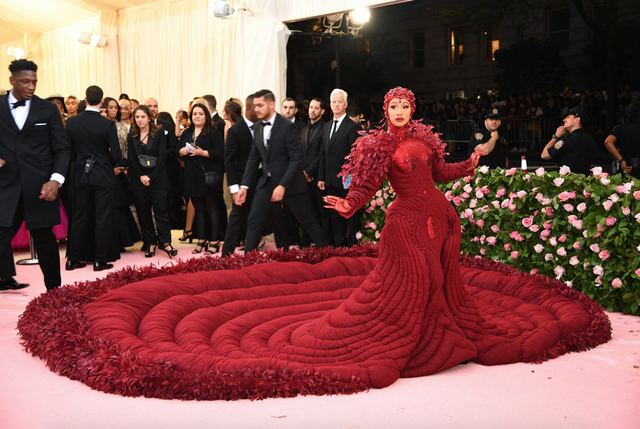Chưa c&oacute; m&ugrave;a Met Gala n&agrave;o m&agrave; ai cũng "mặc hề" đến vậy, 7 năm tr&ocirc;i qua nhưng d&acirc;n t&igrave;nh vẫn chế meme một người- Ảnh 6.