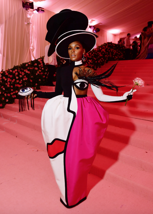 Chưa c&oacute; m&ugrave;a Met Gala n&agrave;o m&agrave; ai cũng "mặc hề" đến vậy, 7 năm tr&ocirc;i qua nhưng d&acirc;n t&igrave;nh vẫn chế meme một người- Ảnh 7.