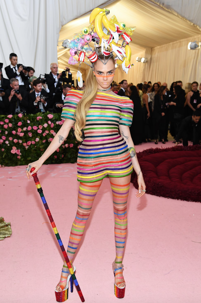 Chưa c&oacute; m&ugrave;a Met Gala n&agrave;o m&agrave; ai cũng "mặc hề" đến vậy, 7 năm tr&ocirc;i qua nhưng d&acirc;n t&igrave;nh vẫn chế meme một người- Ảnh 11.