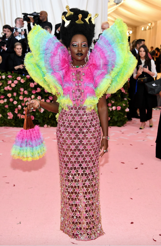 Chưa c&oacute; m&ugrave;a Met Gala n&agrave;o m&agrave; ai cũng "mặc hề" đến vậy, 7 năm tr&ocirc;i qua nhưng d&acirc;n t&igrave;nh vẫn chế meme một người- Ảnh 13.