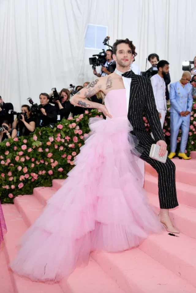 Chưa c&oacute; m&ugrave;a Met Gala n&agrave;o m&agrave; ai cũng "mặc hề" đến vậy, 7 năm tr&ocirc;i qua nhưng d&acirc;n t&igrave;nh vẫn chế meme một người- Ảnh 12.