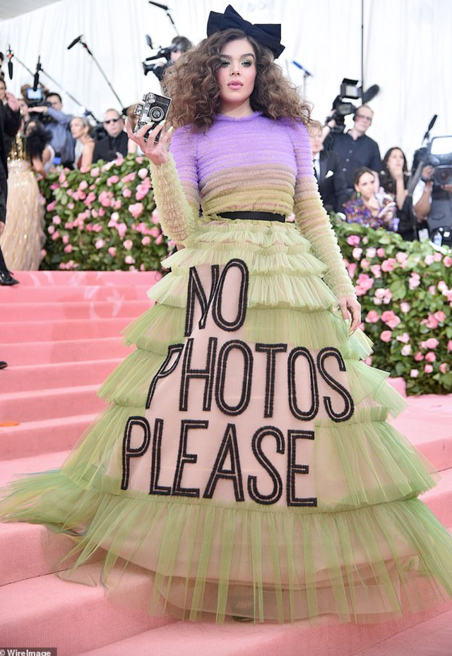 Chưa c&oacute; m&ugrave;a Met Gala n&agrave;o m&agrave; ai cũng "mặc hề" đến vậy, 7 năm tr&ocirc;i qua nhưng d&acirc;n t&igrave;nh vẫn chế meme một người- Ảnh 14.