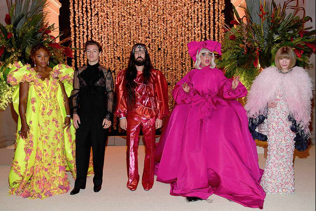 Chưa c&oacute; m&ugrave;a Met Gala n&agrave;o m&agrave; ai cũng "mặc hề" đến vậy, 7 năm tr&ocirc;i qua nhưng d&acirc;n t&igrave;nh vẫn chế meme một người- Ảnh 16.