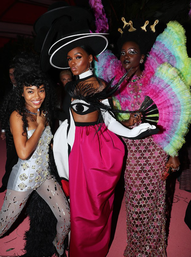 Chưa c&oacute; m&ugrave;a Met Gala n&agrave;o m&agrave; ai cũng "mặc hề" đến vậy, 7 năm tr&ocirc;i qua nhưng d&acirc;n t&igrave;nh vẫn chế meme một người- Ảnh 17.